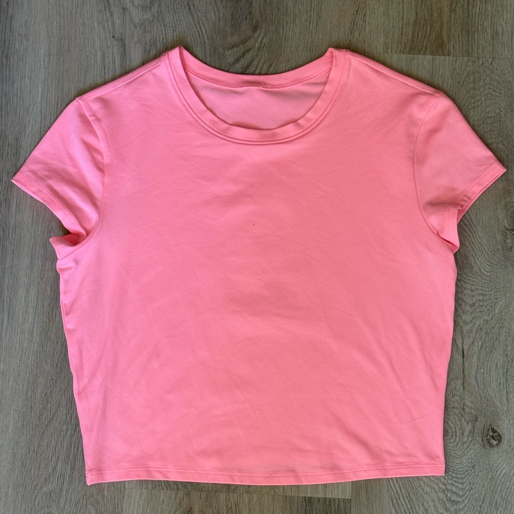 alo - crop finesse tee - neon bubblegum
